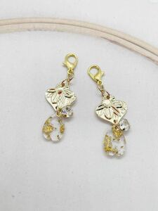 No.525-3☆1セットのみ☆金具変更○桜の花びらチャーム ペアセット　＃ピアス イヤリング ハンドメイド アクセサリー