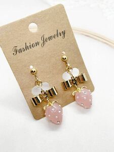 No.534-1☆1セットのみ☆金具変更○いちごとリボンのイヤリング　＃マスクチャーム ピアス ハンドメイド アクセサリー