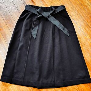 美品ワールド 黒 フレアスカート リボン付き 入学 卒園 ビジネスカジュアル 