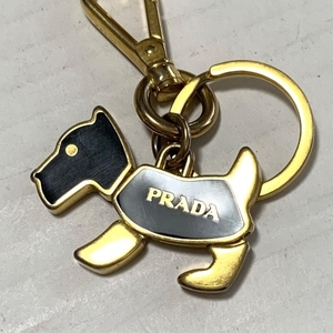 プラダ PRADA キーホルダー(チャーム) - 金属素材 ゴールド×黒 イヌ 新品同様 キーホルダー