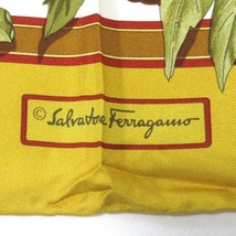 サルバトーレフェラガモ SalvatoreFerragamo - アイボリー×ゴールド×マルチ 花柄 美品 スカーフ_画像2