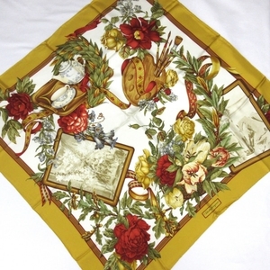 サルバトーレフェラガモ SalvatoreFerragamo - アイボリー×ゴールド×マルチ 花柄 美品 スカーフ