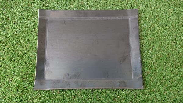 無駄を省いた最大サイズ厚み4.5mm BBQ鉄板 300mm×235mm 焼面250mm×185mm。
