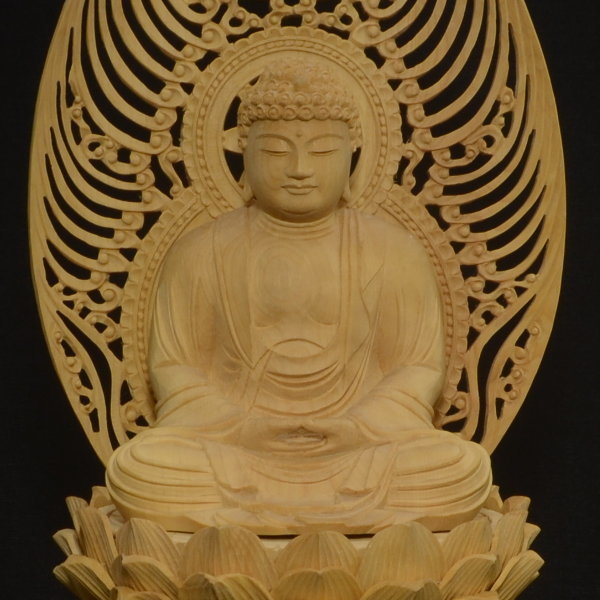 木彫 仏像 釈迦如来像 坐像 2.5寸 唐草光背 桧木 手彫り 桐箱入り 仏教