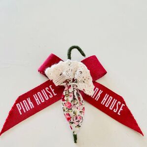お花柄刺繍レースのアンブレラと赤色リボンのブローチ