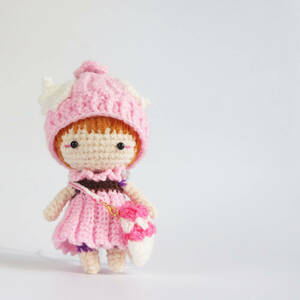  knitting, strawberry chocolate manner . color. . costume. ko,. hat - wing exist .