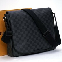 【極美品】 ルイヴィトン Louis Vuitton ダミエ グラフィット ダニエル MM ブラック系 ショルダーバッグ メンズ 1円 定価約16万 1052_画像1