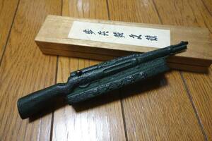 昭和期　靖国神社　三八式歩兵銃の文鎮　約400グラム　金属製・ブロンズ　元箱付