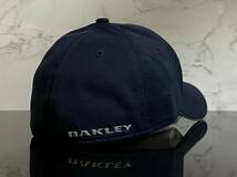 【未使用品】43B 訳あり★OAKLEY オークリー キャップ 帽子 上品で高級感のあるネイビーの伸縮素材にグレーロゴ《伸縮前57㎝-61㎝位迄》_画像5