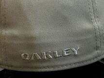 【未使用品】65D 上品★OAKLEYオークリー キャップ 帽子 CAP 上品で高級感のあるグレーの伸縮素材にメタル製ロゴ《伸縮前55㎝～57㎝位迄》_画像8