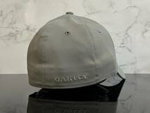 【未使用品】65D 上品★OAKLEYオークリー キャップ 帽子 CAP 上品で高級感のあるグレーの伸縮素材にメタル製ロゴ《伸縮前55㎝～57㎝位迄》_画像7