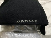 【未使用品】53C クール★OAKLEY オークリー キャップ 帽子 CAP クールなブラックの伸縮素材にグレーロゴ！《伸縮前57㎝～60㎝位迄》_画像6