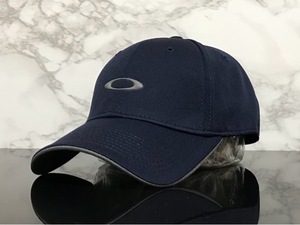 【未使用品】64D 上品★OAKLEY オークリー キャップ 帽子 CAP 上品で高級感のあるネイビーの伸縮素材にグレーロゴ《伸縮前57㎝-61㎝位迄》