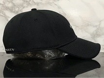 【未使用品】53E クール★OAKLEY オークリー キャップ 帽子 CAP クールなブラックの伸縮素材にグレーロゴ！《伸縮前56㎝～59㎝位迄》_画像4