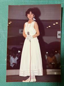 【レア】佐野量子　写真(当時物) ノースリーブ白ドレス　80年代アイドル 