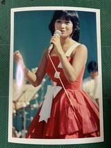 【レア】岡田有希子　写真　赤ワンピ　白ライン　野外　80年代アイドル _画像1