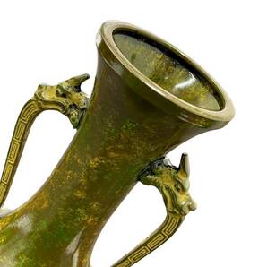 銅花器 花瓶 浮彫獅子 双耳 獣耳 緑黄 花入 花生 花器 インテリア 置物 アンティークの画像7