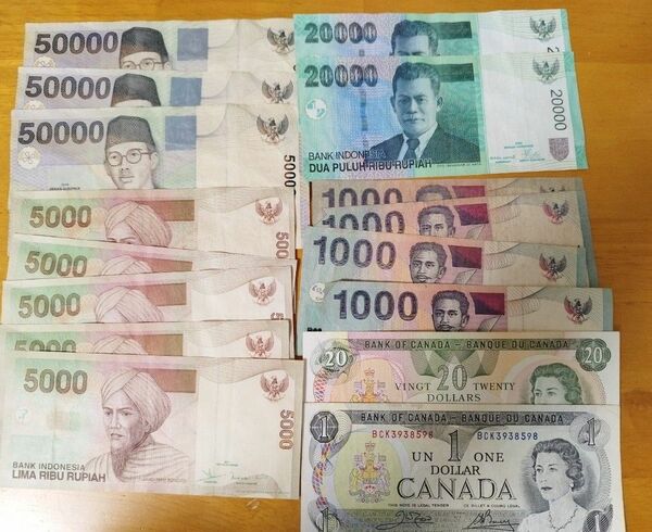 カナダドル紙幣　インドネシア紙幣