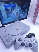 レトロゲーム 美品/動作品PS1 PlayStationプレイステーション1 SCPH-7000箱付 純正 コントローラ,AVケーブル 付 希少品(M-79)_画像2