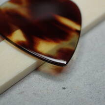 Tortoise shell Guitar Pick Jazz Pick Mandolin Thumb Pick Casein Galalith Plectrum3/11/e_画像2