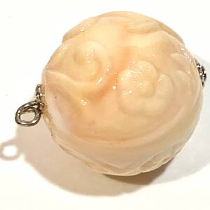 【単品売り】アメリカ アンティーク レリーフビーズ ピンク/アイボリー系 直径20mm カン付き お花 チャーム アクセサリーに