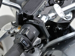 デイトナ バイク用 USB電源 合計5V/4.8A ブレーキスイッチ接続 メインキー連動 取付幅13.5mm スレンダーUSB-A 2ポート 9843