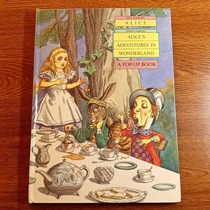 Alice's Adventures in Wonderland Pop-Up Book　ふしぎの国のアリス　洋書　しかけ絵本　英語　ハードカバー