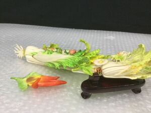 YS245-60【中国古玩】白菜を食べる いなご バッタ 素材骨 動物 植物 虫 置物 精密彫刻/中国人民共和国t
