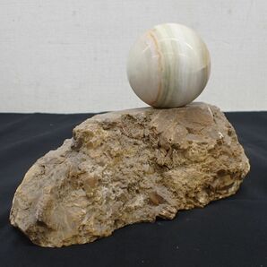 代DM022-80 天然大理石 丸玉 台座付 パワーストーン 鑑賞石 の画像1