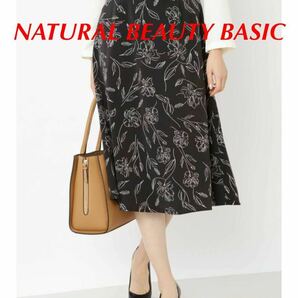 送料無料 グラフィカルフラワープリントスカート NATURAL BEAUTY BASIC ナチュラルビューティベーシック スカート 黒 ブラック M 8250円