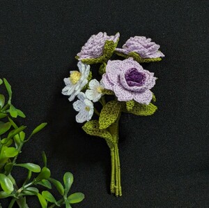 ハンドメイド　バラと小花のコサージュ　紫系　レース糸