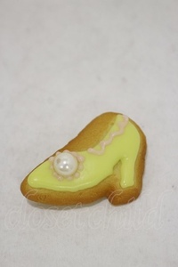 Q-pot. / High heel Sugar Cookie brooch yellow H-24-02-23-020-QP-ZA-KB-ZH