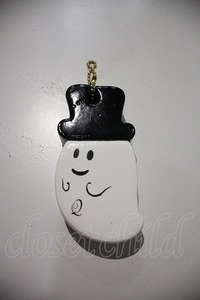 Q-pot. / ACC ghost Chan key holder white X black I-24-02-28-089-QP-AC-HD-ZI