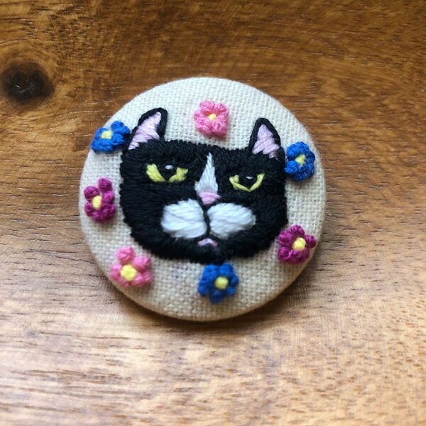 ハンドメイド くるみボタン 刺繍ブローチ お花と猫