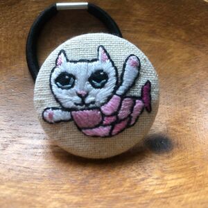 ハンドメイド くるみボタン 刺繍ヘアゴム 半魚猫