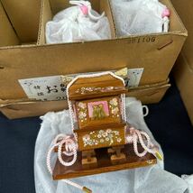 ◆展示品 雛道具 3セット まとめ売り 木製 20号 6品セット×3箱 ケヤキに桜 ひな祭り 雛人形 お雛様 インテリア ミニチュア 155-90_画像2