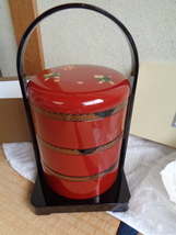 樹脂製 合成漆器/山中漆器/西島伊佐雄-わらべ詰/三段重-手提げ盆付/こま皿付き手提げ重/箱入未使用美品-長期保管品_画像2