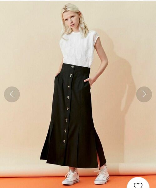 inella ボタンラインスリットスカート