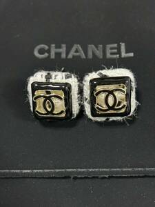 CHANEL ツイードピアス