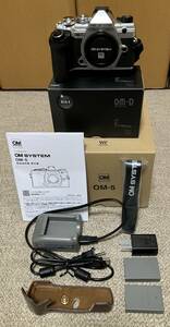 ★OM SYSTEM OM-5 ボディー　シルバー 保証残あり、ジャケット、グリップ、予備バッテリー、充電器付き★