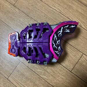 DXゾンビレイズバックル 仮面ライダーギーツ