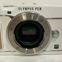 【A21982】OLYMPUS オリンパス ミラーレス一眼カメラ E-P5 M.ZUIKO DIGITAL 17mm 1:1.8 通電確認済 付属品有 バッグ劣化有 ジャンク品_画像7