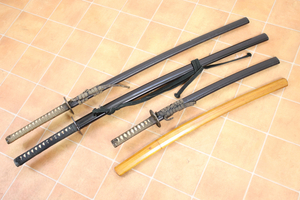 模造等 まとめ 4本 侍 武器 レプリカ コスプレ 刃 日本刀 趣味 コレクション 置物 インテリア 刀剣 アンティーク 005JHMJH05