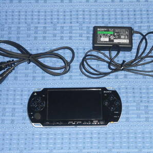 PSP本体(PSP-2000) ピアノ・ブラック 電源コード(充電ケーブル)・Memory Stick(メモリースティック) PRO Duo 4GB SanDisk付 ジャンク品扱い