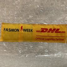 DHL FASHION WEEK DHL Official Logistics Partner 気泡緩衝材 プチプチ トートバッグ DHL 飛行機&トラッククリップ 2点セット アーカイブ_画像5