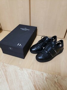 valentino garavani 41 ヴァレンチノ　ガラヴァーニ　ガラバーニ　バレンチノ　スニーカー　黒　　GUCCI　オールブラック　極美品