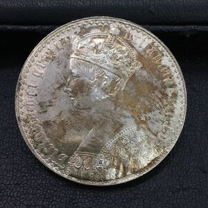 319-4　1847年　イギリスヴィクトリア女王　ゴチッククラウン銀貨　総重量約28.22g　直径約39.17mm