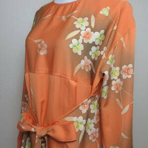 着物リメイク エプロン風ワンピース オレンジ色 花柄 ろうけつ染 シルク 長袖 Ｍ~Lサイズ かぶり後ろ開きボタンの画像2