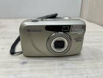 送料無料S76970 フィルムカメラ KYOCERA YASHICA zoomate 105SE f=38-105mm_画像1