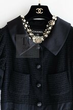 シャネル ワンピース CHANEL ブラック 黒 コットン フリンジ トリム カメリア ボタン 美人見え ツイード ドレス 超美品 36_画像9